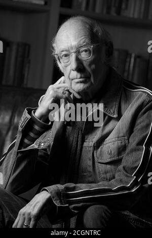 Roger McGough, Dichter, Schriftsteller und Sender Location Portrait Stockfoto