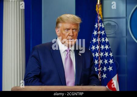 -Washington, DC - 20200811 - Präsident Donald J. Trump spricht während einer Pressekonferenz im James S. Brady Press Briefing Room im Weißen Haus in Washington, DC, USA, am 11. August 2020. Der Präsident sprach über die jüngsten Zahlen des Coronavirus sowie über Verhandlungen mit den Gesetzgebern über das nächste Hilfspaket und die Gewalt, die mehrere große US-Städte vor kurzem gesehen haben. -IM BILD: Präsident Donald Trump -FOTO von: POOL/CNP/startraksphoto.com -081120 Trump-Presser-Pool 001 Dies ist ein redaktionelles, lizenzpflichtige Bild. Bitte kontaktieren Sie Startraks Photo für Lizenzgebühren und Rechtsinformationen unter Sal Stockfoto