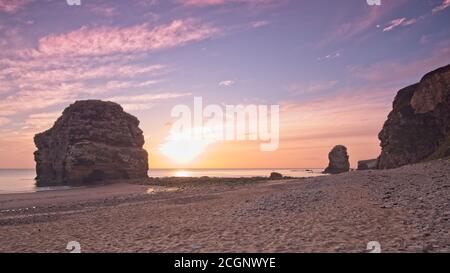 Das Marsden Rock Meer stapelt sich in Marsden Bay in der Nähe von Sunderland in Tyne und tragen während eines Sonnenaufgangs in der Morgendämmerung gefangen. Stockfoto