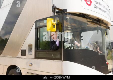 Boris Johnson Bürgermeister von London fährt einen Prototyp des New Bus for London bei der Pressekonferenz. Der Bus, der im Testzentrum für Bodenfahrzeuge in Millbrook, Bedfordshire, getestet wird. Der Bus wurde später als New Routemaster bekannt und wurde der Spitzname Boris Bus. Der New Bus for London ist ein Hybrid-Diesel-Elektro-Doppeldecker-Bus in London betrieben, von Heatherwick Studio entworfen und von Wrightbus hergestellt, es ist bekannt für eine "Hop-on-Hop-off" hinten offene Plattform ähnlich dem ursprünglichen Routemaster Bus-Design, aber aktualisiert, um Anforderungen zu erfüllen Stockfoto