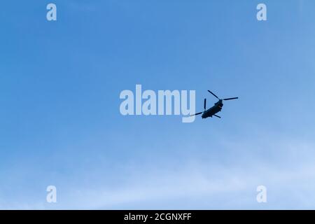 Chinook fliegt über den blauen Himmel Stockfoto