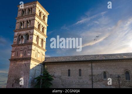 Seitenfassade mit Glockenturm Blick auf die alte Kirche Von San Pietro in Albano Lazio Stockfoto