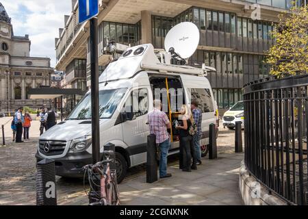 London, Großbritannien. September 2020. Mercedes News Satellitenfahrzeug ohne offensichtlichen Namen der Organisation in Westminster London geparkt angezeigt. In der Nähe des Parliament Square fand eine Extinction Rebellion Demonstration statt. Die Seitentür ist geöffnet, die elektronische Geräte zeigt, und die Crew steht an der offenen Tür und hat eine Pause und einen Snack. Schwedische SWE-GERICHT Mikrowelle Gericht angehoben und Metropolitan Police sichtbar in der Nähe. Quelle: Stephen Bell/Alamy Stockfoto