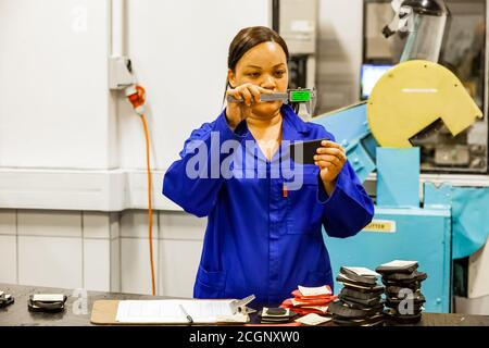 Johannesburg, Südafrika - 19. Oktober 2012: Labortechniker testen Produktproben in einer Gummifabrik Stockfoto