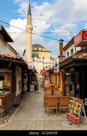 Sarajevo, Bosnien und Herzegowina - 3. Juli 2018: Kujundziluk Straße und Gazi Husrev-begova Moschee, in der Bascarsija Nachbarschaft, Altstadt Sarajevo Stockfoto