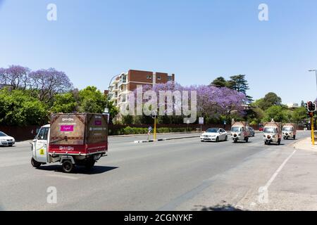 Johannesburg, Südafrika - 19. Oktober 2014: Kleine TukTuk Lebensmittelgeschäft Home Delivery Fahrzeuge fahren durch Vororte Stockfoto