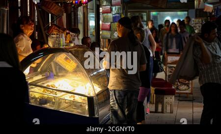 Sarajevo, Bosnien und Herzegowina - 3. Juli 2018: Touristen an einem Eisstand im Viertel Bascarsija, in der Altstadt von Sarajevo, Bosnien Stockfoto