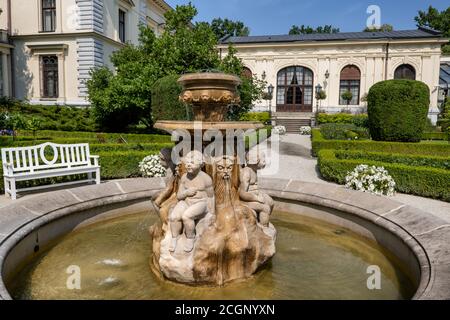 Herbst Palace Museumsgarten mit Brunnen in Lodz, Polen Stockfoto