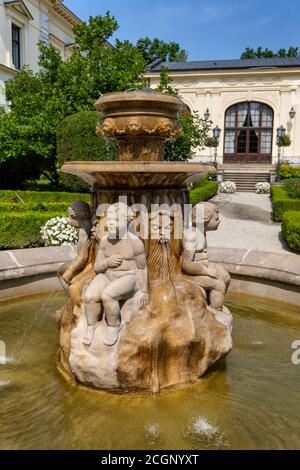 Herbst Palace Museumsgarten mit Brunnen in Lodz, Polen Stockfoto