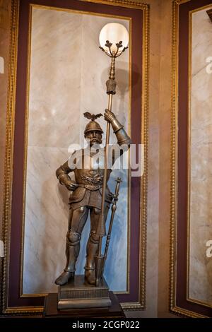 Bronzeskulptur eines Ritters mit Speer, gekrönt mit Lampe im Vestibül des Herbst-Schlossmuseums in Lodz, Polen, Wohnsitz aus dem 19. Jahrhundert, Stadtland Stockfoto