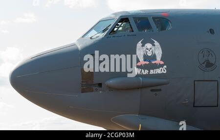 Ein Stratofortress-Pilot der B-52H, der dem 5. Bombenflügel auf der Minot Air Force Base, North Dakota, zugewiesen wurde, schaut auf die Besatzungschefs draußen, die das Flugzeug für den Abflug von RAF Fairford, England am 10. September 2020 vorbereiten. Die strategischen Bombermissionen bieten Flugbesatzungsmitgliedern Theatereinführungen und Möglichkeiten für die US-Integration mit NATO-Verbündeten und regionalen Partnern. (USA Luftwaffe Foto von Master Sgt. Burt Traynor) Stockfoto