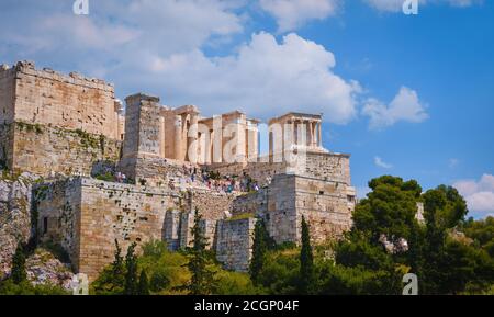 Blick auf den Akropolis-Hügel vom Areopagus-Hügel am Sommertag mit großen Wolken am blauen Himmel, Athen, Griechenland. UNESCO-Weltkulturerbe. Propylaea Tor, Parthenon. Stockfoto