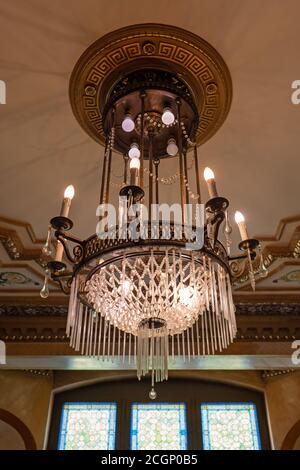 Chandalier im Herbst Palace Museum in Lodz, Polen, Residenz aus dem 19. Jahrhundert, Neorenaissance-Herrenhaus. Stockfoto