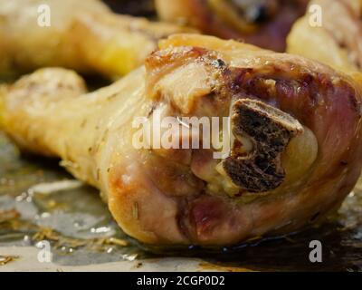 Nahaufnahme Gebratenes Hähnchenschenkel auf Backblech Stockfoto