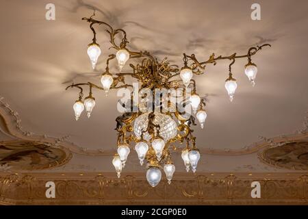 Chandalier im Herbst Palace Museum in Lodz, Polen, Residenz aus dem 19. Jahrhundert, Neorenaissance-Herrenhaus. Stockfoto