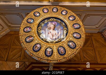 Herbst-Schlossmuseum in Lodz, Polen, vergoldeter Wiener Rundtisch mit Porzellanminiaturen von Frauen mit Porträt von Marie Antoinette aus dem 19. Jahrhundert Stockfoto