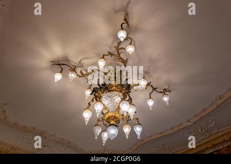 Chandalier im Herbst Palace Museum in Lodz, Polen, Residenz aus dem 19. Jahrhundert, Neorenaissance-Herrenhaus. Stockfoto