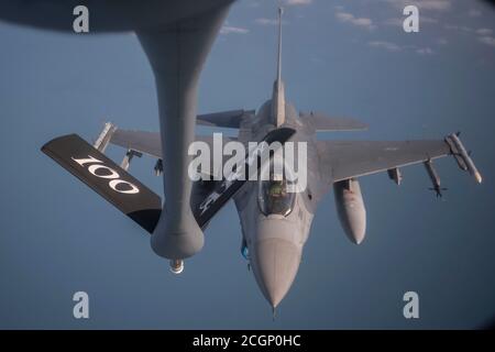 Ein F-16 Kampfflugzeug von Falcon, das dem 31. Kampfflügel der Aviano Air Base, Italien, zugewiesen wurde, nähert sich einem KC-135 Stratotanker Flugzeug, das dem 100. Lufttankflügel der Royal Air Force Mildenhall, England, zugewiesen wurde, um Treibstoff während des Übungspunkts Blank über der Nordsee, 10. September 2020 zu erhalten. Die KC-135 Stratotanker unterstützen das Training mit gemeinsamen und kombinierten Verbündeten und Partnern durch ihre in-Air-Lieferung von Treibstoff und erweitern die effektive Reichweite von Empfängerflugzeugen. (USA Luftwaffe Foto von Airman 1st Class Joseph Barron) Stockfoto