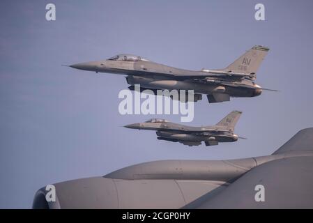 Zwei F-16 Kampfflugzeuge von Falcon, die dem 31. Kampfflügel, Aviano Air Base, Italien, zugewiesen wurden, fliegen vom Flügel eines KC-135 Stratotankers, das dem 100. Lufttankflügel, Royal Air Force Mildenhall, England, während des Übungspunkts Blank über der Nordsee, 10. September 2020, zugewiesen wurde. Die KC-135 Stratotanker bieten Luftbetankungskapazitäten, die die Letalität von Luftwaffe, Alliierten und Partner-Nation-Flugzeugen erweitern. (USA Luftwaffe Foto von Airman 1st Class Joseph Barron) Stockfoto