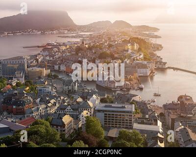 Dorfansicht Alesund am Abend, Blick von oben auf die Altstadt und den Hafen, Dunst, Alesund, More Og Romsdal, Norwegen Stockfoto