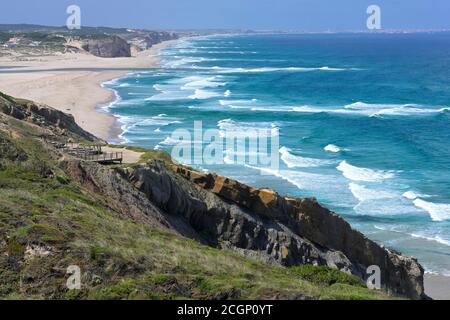 Zerklüftete felsige Atlantikküste, Foz de Arelho, Bezirk Leiria, Portugal Stockfoto