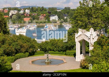 Gärten Schloss Oskarshall (Oscarshall) mit Brunnen und Pavillon, Schloss auf der Halbinsel Bygdoy, Bygdoy, Oslo, Norwegen Stockfoto