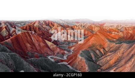 Rote Sandsteinberge verschiedener Mineralien, Zhangye Danxia Geopark, China Stockfoto