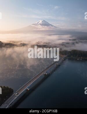 Luftaufnahme von der Straße über den Kawaguchiko See bis Sonnenaufgang, Japan Stockfoto