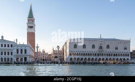 Blick auf den Markusplatz vom Wasser aus, mit Dogenpalast und Campanile di San Marco, Venedig, Italien Stockfoto