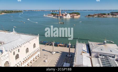 Blick auf die Klosterinsel San Giorgio Maggiore, vor dem Markusplatz mit Dogenpalast, Venedig, Italien Stockfoto