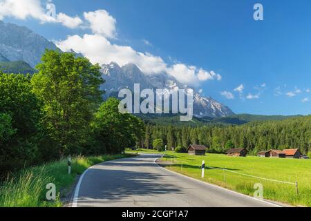 Straße zum Eibsee mit Zugspitze, bei Grainau, Werdenfelser Land, Bayern, Deutschland Stockfoto