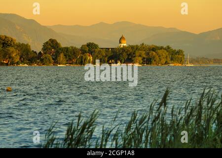 Blick auf die Fraueninsel bei Sonnenuntergang, Gstadt am Chiemsee, Oberbayern, Deutschland Stockfoto