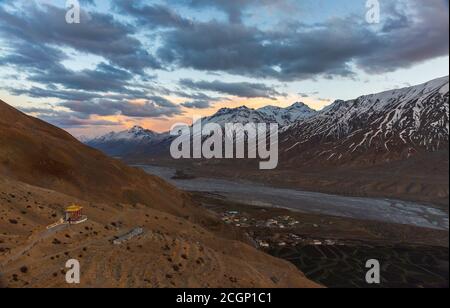 Ein Blick auf den Spiti-Fluss, der durch Berge im Spiti-Tal, Himachal Pradesh, Indien fließt Stockfoto