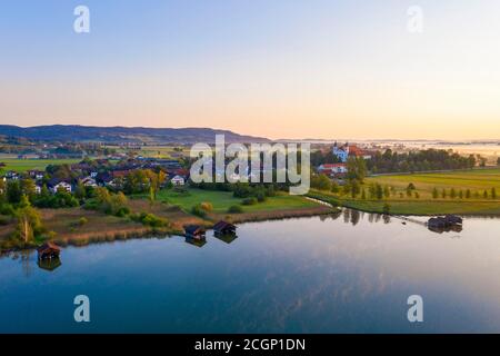 Kochelsee und Schlehdorf im Morgenlicht, Luftaufnahme, Tölzer Land, Oberbayern, Bayern, Deutschland Stockfoto