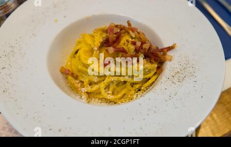 Spaghetti alla Carbonara bereit zu essen. Es ist ein traditionelles italienisches Nudelgericht Stockfoto