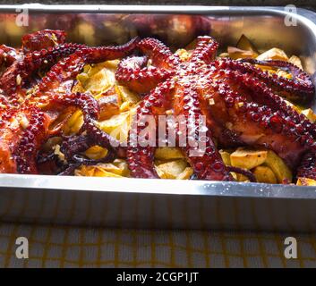 Hausgemachte geröstete Krake mit Kartoffeln "Polvo a lagareiro" bereit zu essen. Es ist ein traditionelles portugiesisches Gericht Stockfoto