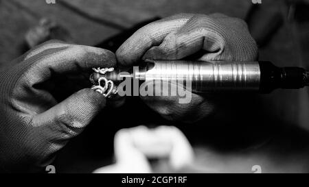 Nahaufnahme b/W. Der Juwelier macht einen Silberring. Auf der Insel Bali. Indonesien Stockfoto