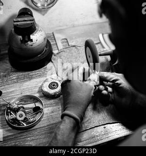 Nahaufnahme b/W. Der Juwelier macht einen Silberring. Auf der Insel Bali. Indonesien Stockfoto