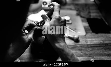 Nahaufnahme b/W. Der Juwelier macht einen Silberring. Auf der Insel Bali. Indonesien Stockfoto