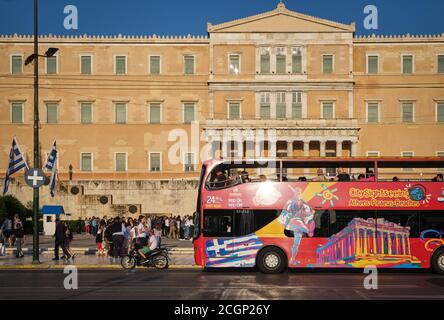 11. Mai 2019 - Athen, Griechenland: Touristen und Stadtautoverkehr, Hop-on-Hop-off-Bus, Syntagma-Platz vor dem hellenischen Parlamentsgebäude am Nachmittag. Stockfoto