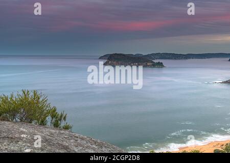 Sonnenuntergang über Broken Bay mit Blick auf Lion Island Und Barrenjoey Headland in der Entfernung vom Mount Ettalong Lookout Am Pearl Beach auf der Stockfoto