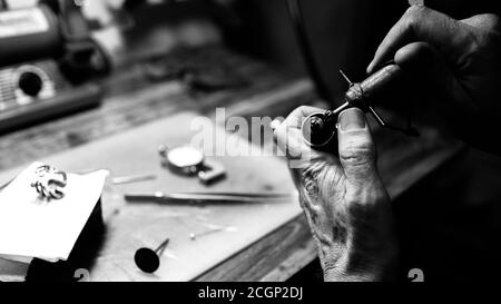 Nahaufnahme b/W. Der Juwelier macht einen Silberring. Auf der Insel Bali. Indonesien Stockfoto