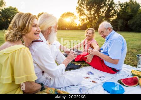 Gruppe von Jugendlichen Senioren Spaß im Freien - vier Rentner im Freien, Konzepte über Lifestyle und ältere Menschen Stockfoto