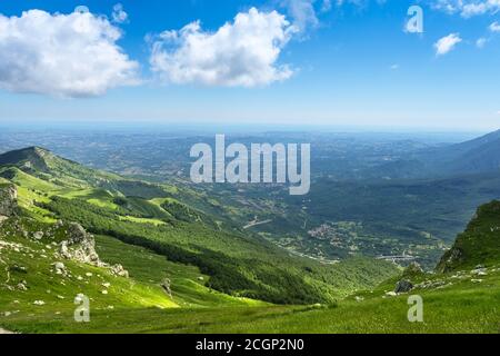 Berggebiet des gran sasso d'italia mit Aussicht Der Meeresküste von teramo Stockfoto