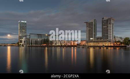 Allianz Tower und die Twin Towers an der Spree, davor das Molekül man-Denkmal des amerikanischen Künstlers Jonathan Borofsky, Berlin Stockfoto