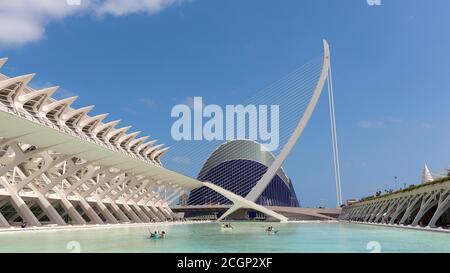 Principe Felipe Wissenschaftsmuseum und Puente de l'Assut de l'Or Brücke, Architekt Santiago Calatrava, Ciudad de las Artes y de las Ciencias, Valencia Stockfoto