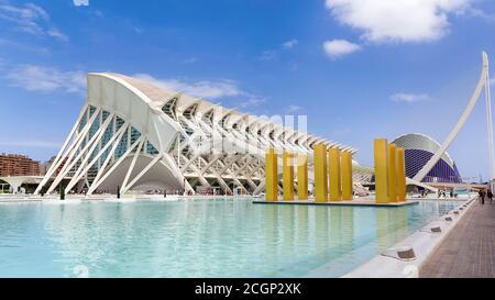 Installation der Himmel über neun Säulen von Heinz Mack, goldene Stelen im Principe Felipe Science Museum, Ciudad de las Artes y de las Ciencias Stockfoto