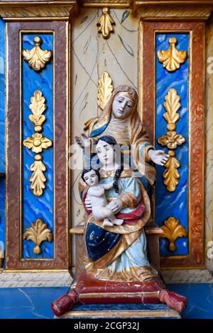 Skulptur, Maria mit dem Kind, Kirche Mariä Himmelfahrt, Holzstatue, Alte Frau, Loule, Algarve, Portugal Stockfoto