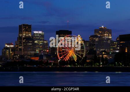 Beleuchtetes Riesenrad im alten Hafen, Montreal, Provinz Quebec, Kanada Stockfoto