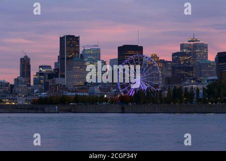 Beleuchtetes Riesenrad im alten Hafen, Montreal, Provinz Quebec, Kanada Stockfoto